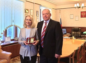 Представитель МИД России Е.Галкин вручил знак "За отличие" МИД России О.Гавриловой Представитель МИД России Е.Галкин вручил знак "За отличие" МИД России О.Гавриловой